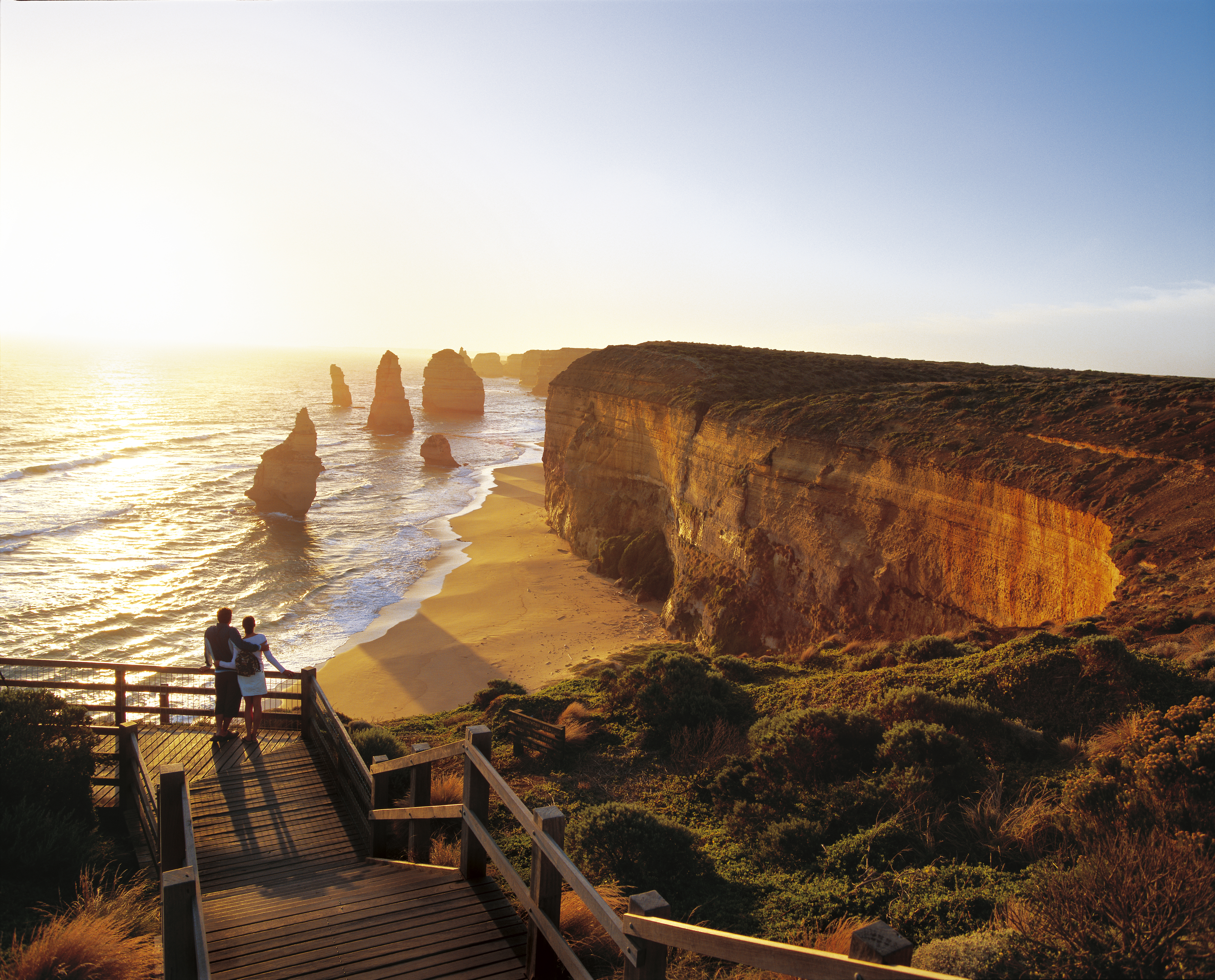 Die Twelve Apostles an Australiens Great Ocean Road im Abendlicht