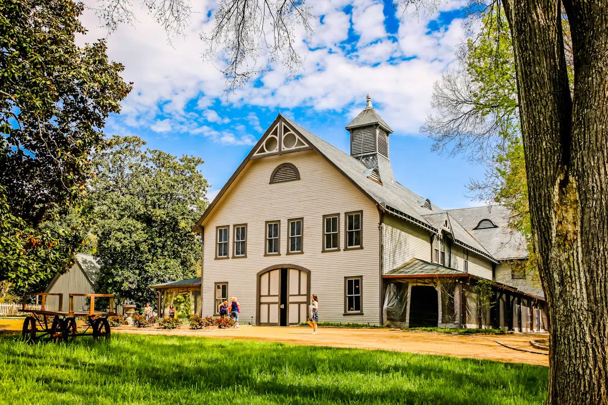 1690Bespoke Experiences Nashville Private Tours Belle Meade plantation thoroughbred carriage house 2