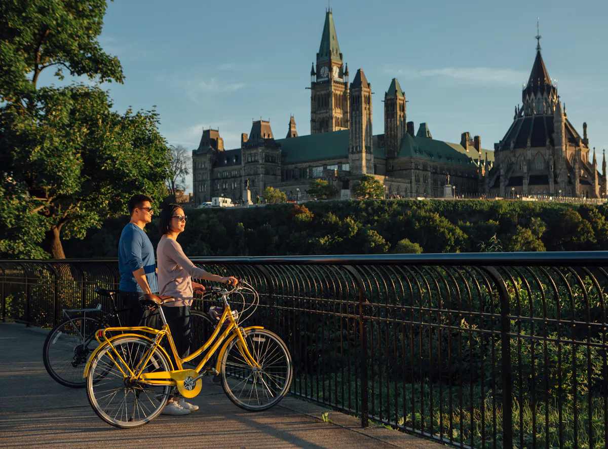 Cycling in the Capital Parliament 2B3A0500 credit Ottawa Tourism Zuschnitt3