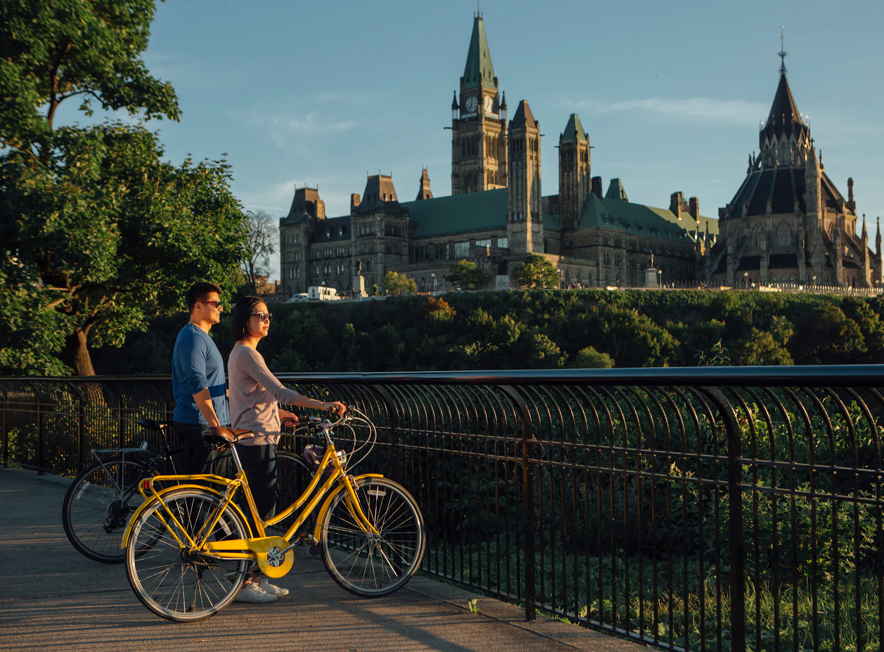 Cycling in the Capital Parliament 2B3A0500 credit Ottawa Tourism Zuschnitt3