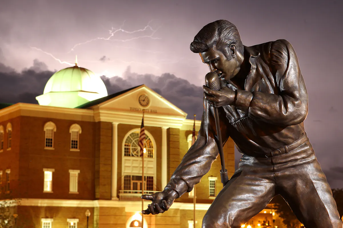 Elvis Homecoming Statue Landmarks 3000px
