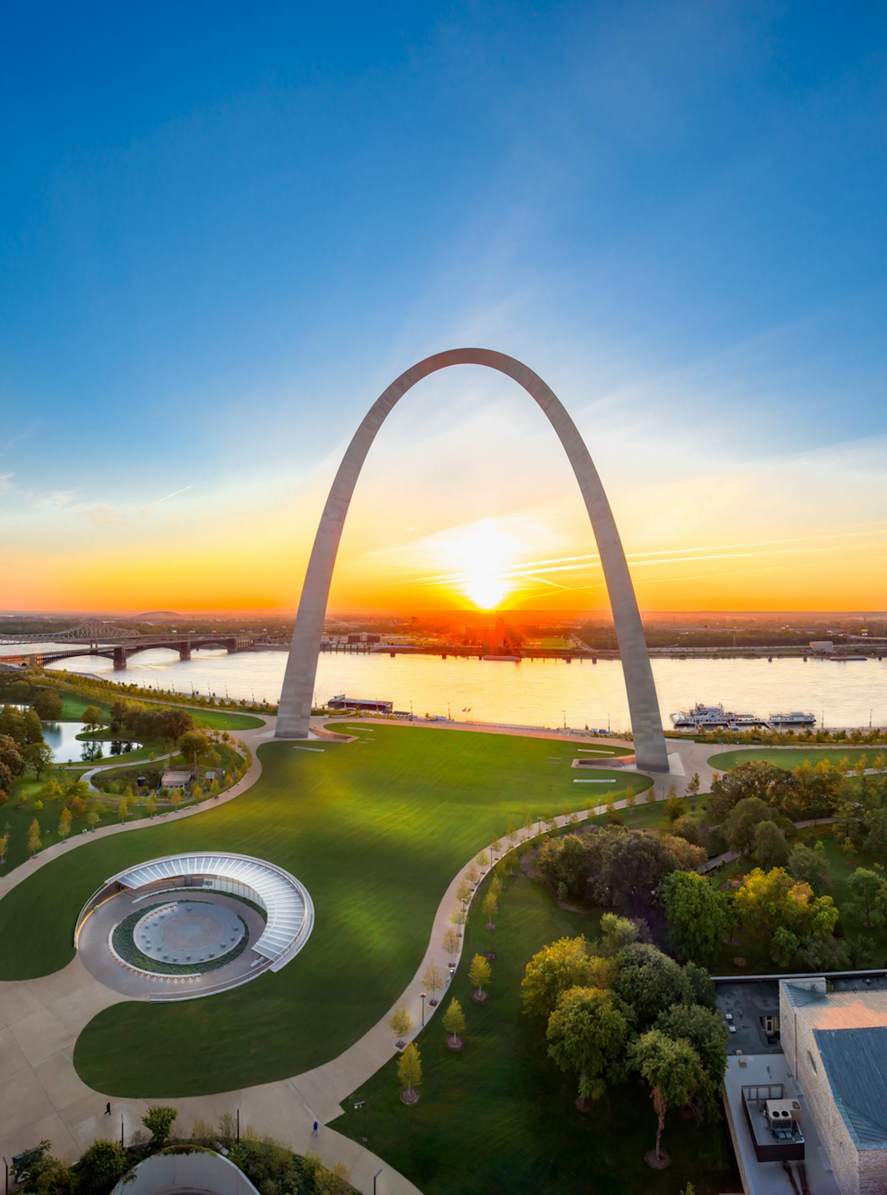 Gross Gateway Arch 10 18 Sunrise2 McElroy Commercial Photography