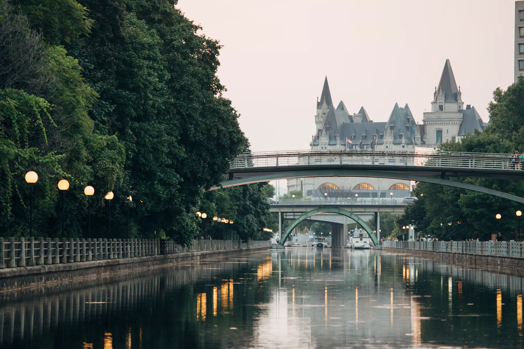 Rideau Canal Cruises Fairmont Chateau Laurier 2B3A9713 credit Ottawa Tourism2