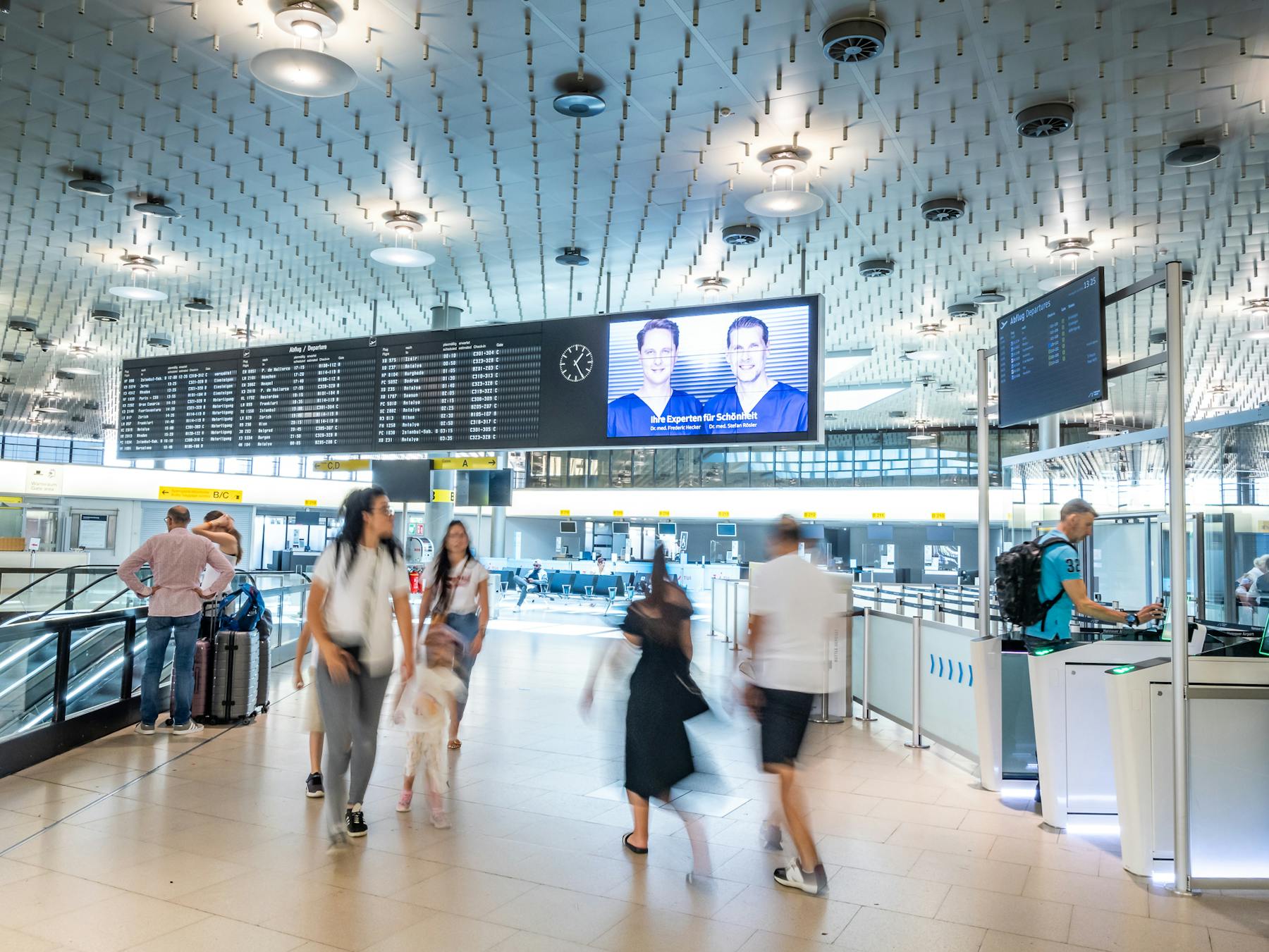 Werbung an der Anzeigentafel 1218535