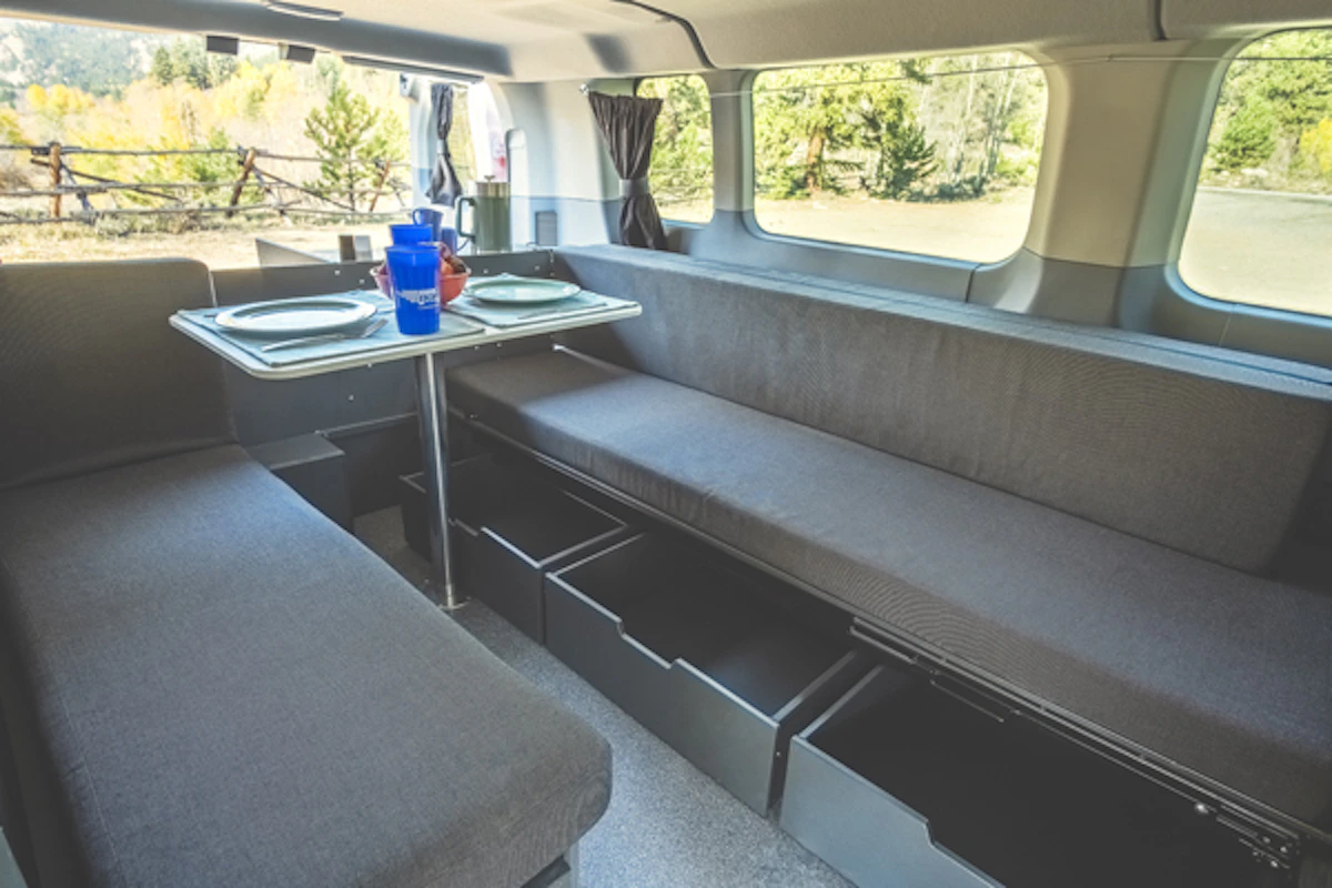 Escape Campervans USA Big Sur Tisch & Sitzecke mit Staufäche