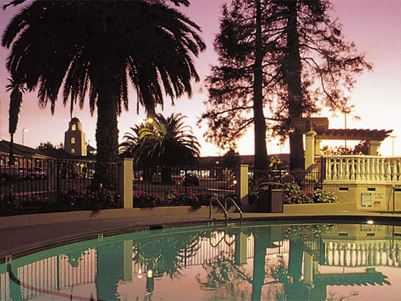 HotelCaliforniaBWElRancho pool
