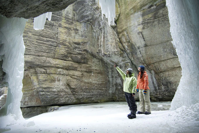 SkiABJasper Maligne Canoyon Icewalk3