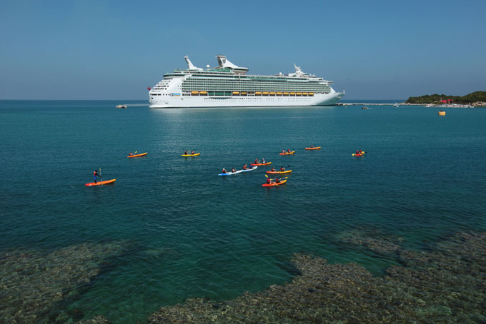 KreuzfahrtRCCLNavigatoroftheSeas aussen2