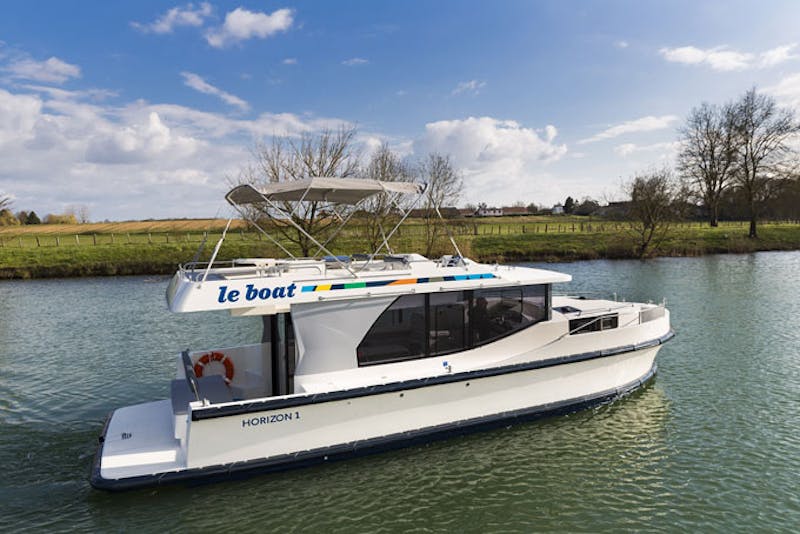 OntarioHausbootLeBoataussen1