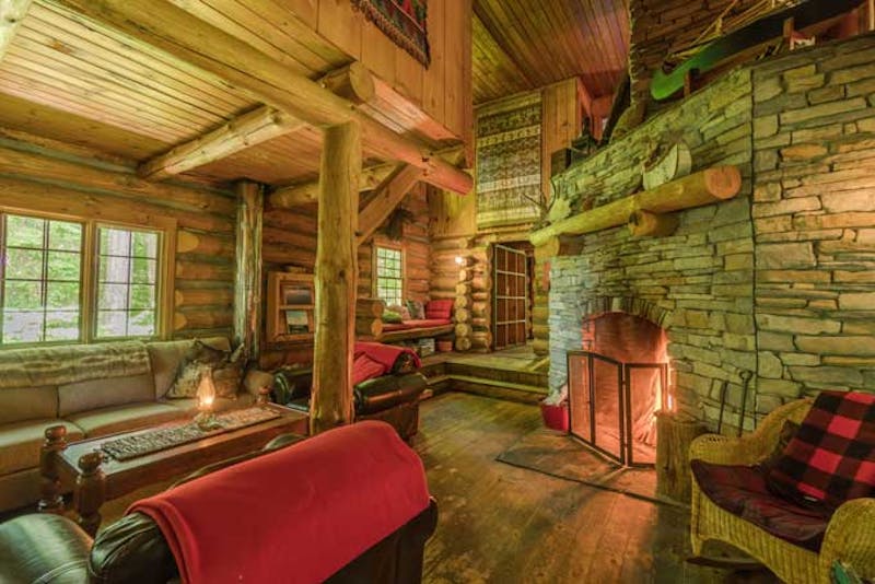 OntarioVoyageurQuestLogCabin4