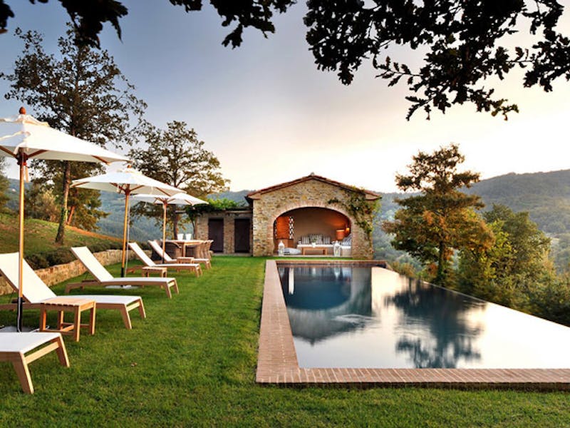 ItalienHotelCastello di ReschioPool mit Liegen