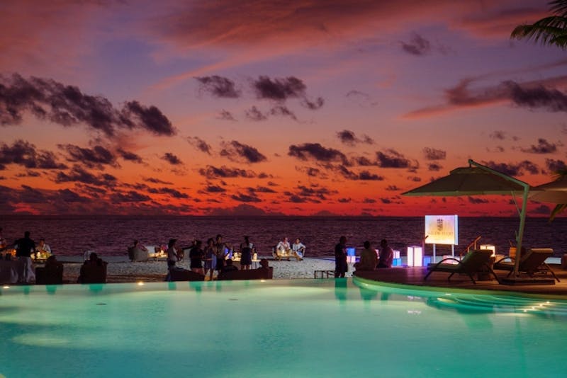 HotelMaledivenBaglioni Resort Maldives Aperitivo Pool Bar