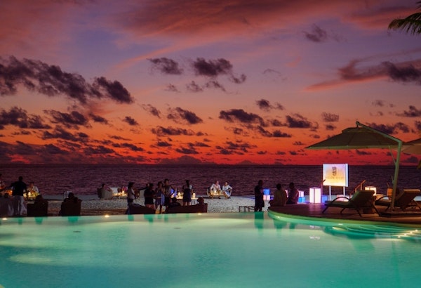 HotelMaledivenBaglioni Resort Maldives Aperitivo Pool Bar