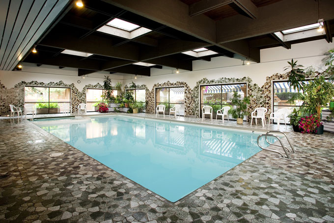 HotelAlbertaJasperMarmotLodge pool