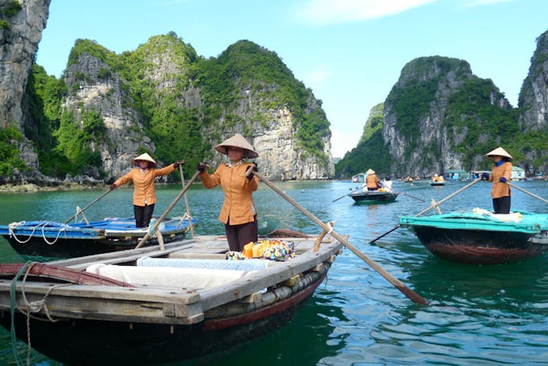 VietnamHa Long BayHaendlerinnen Boot