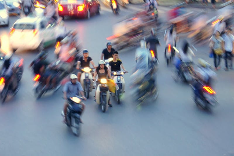 VietnamHanoiStrassenszene Moped