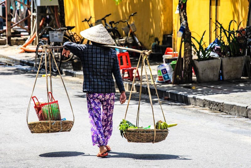VietnamHoi AnFrau mit Koerben