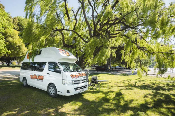 CamperTravellersAutobarnNeuseelandHi5Campervan Aussen5