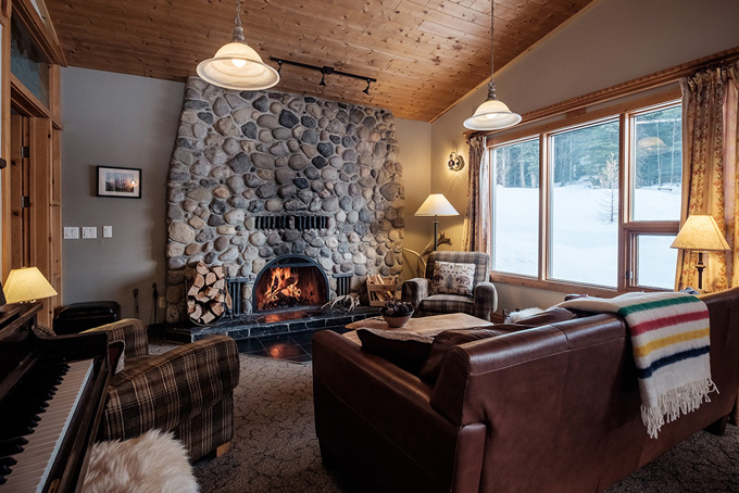 HotelAlbertaMountEngadineLodgeLounge1