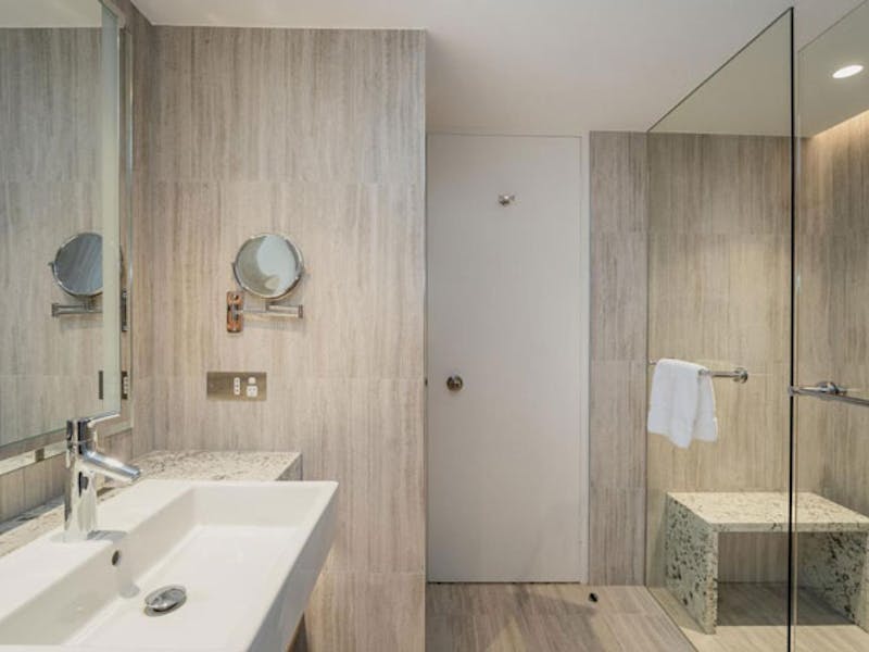 HotelAustralienNTAyers RockVoyages Sails in the Desert Bad