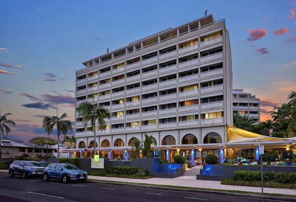 HotelAustralien QLDCairnsHoliday Inn Cairns Harbourside von aussen