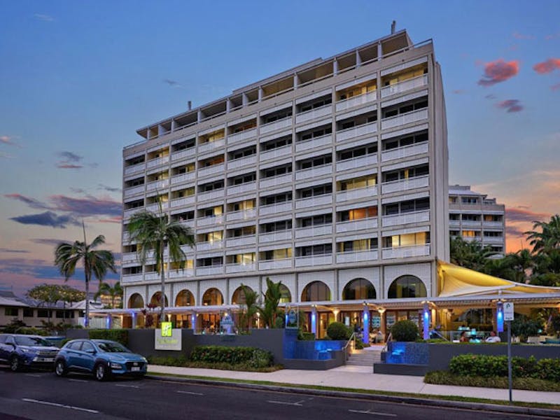 HotelAustralien QLDCairnsHoliday Inn Cairns Harbourside von aussen