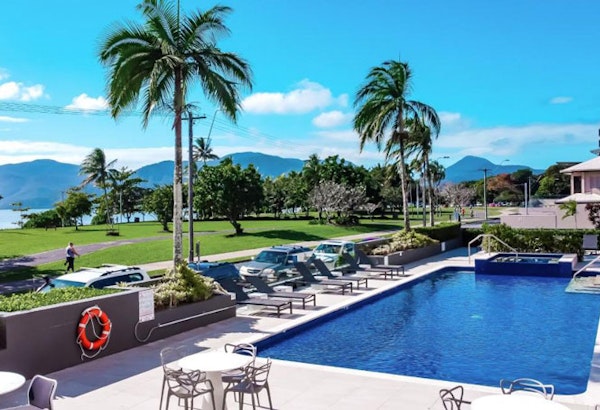 HotelAustralien QLDCairnsHoliday Inn Cairns Harbourside Pool