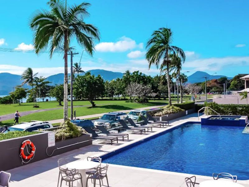 HotelAustralien QLDCairnsHoliday Inn Cairns Harbourside Pool
