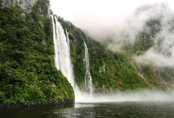 NeuseelandMilford SoundWasserfall