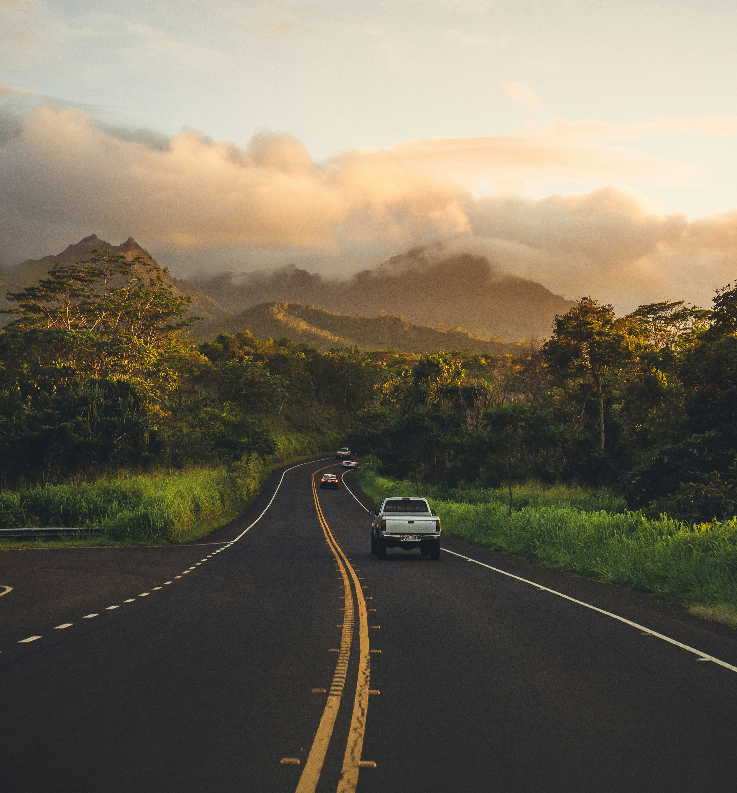 HDHawaiiStrasse mit Auto Sonnenuntergang