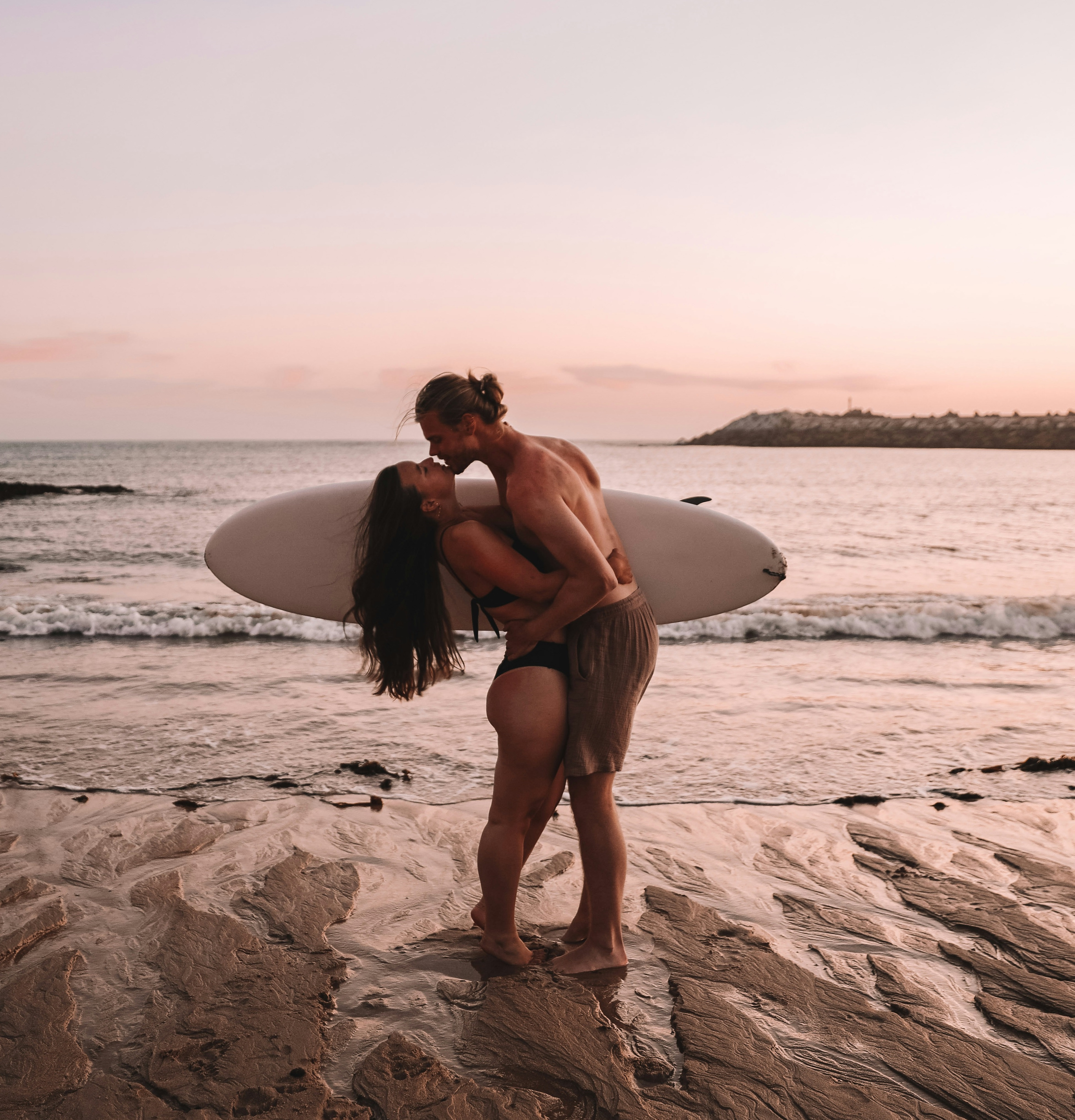 HDHawaiipaar am strand kuessend