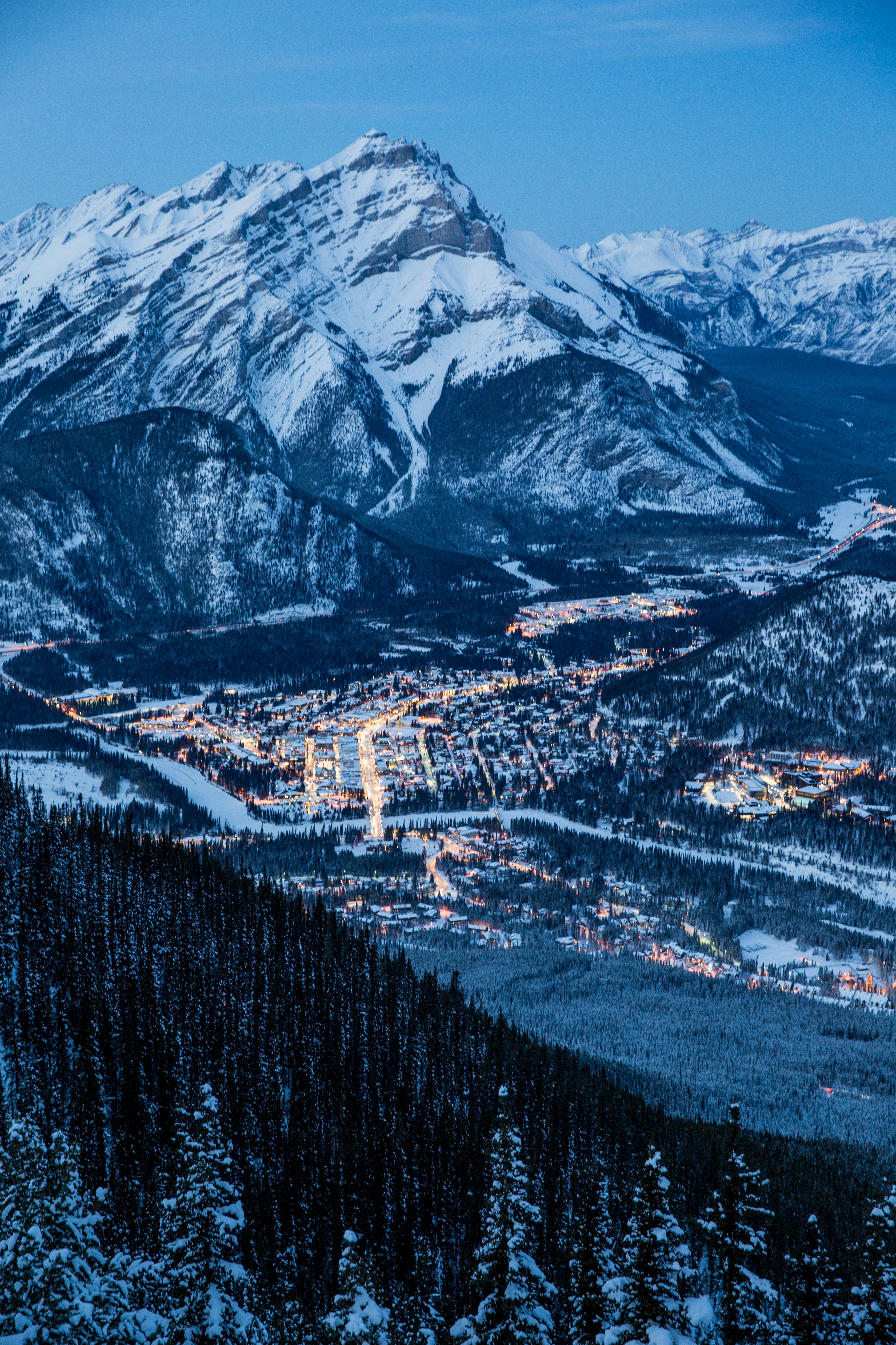 HDAlbertaBanffBanff city night