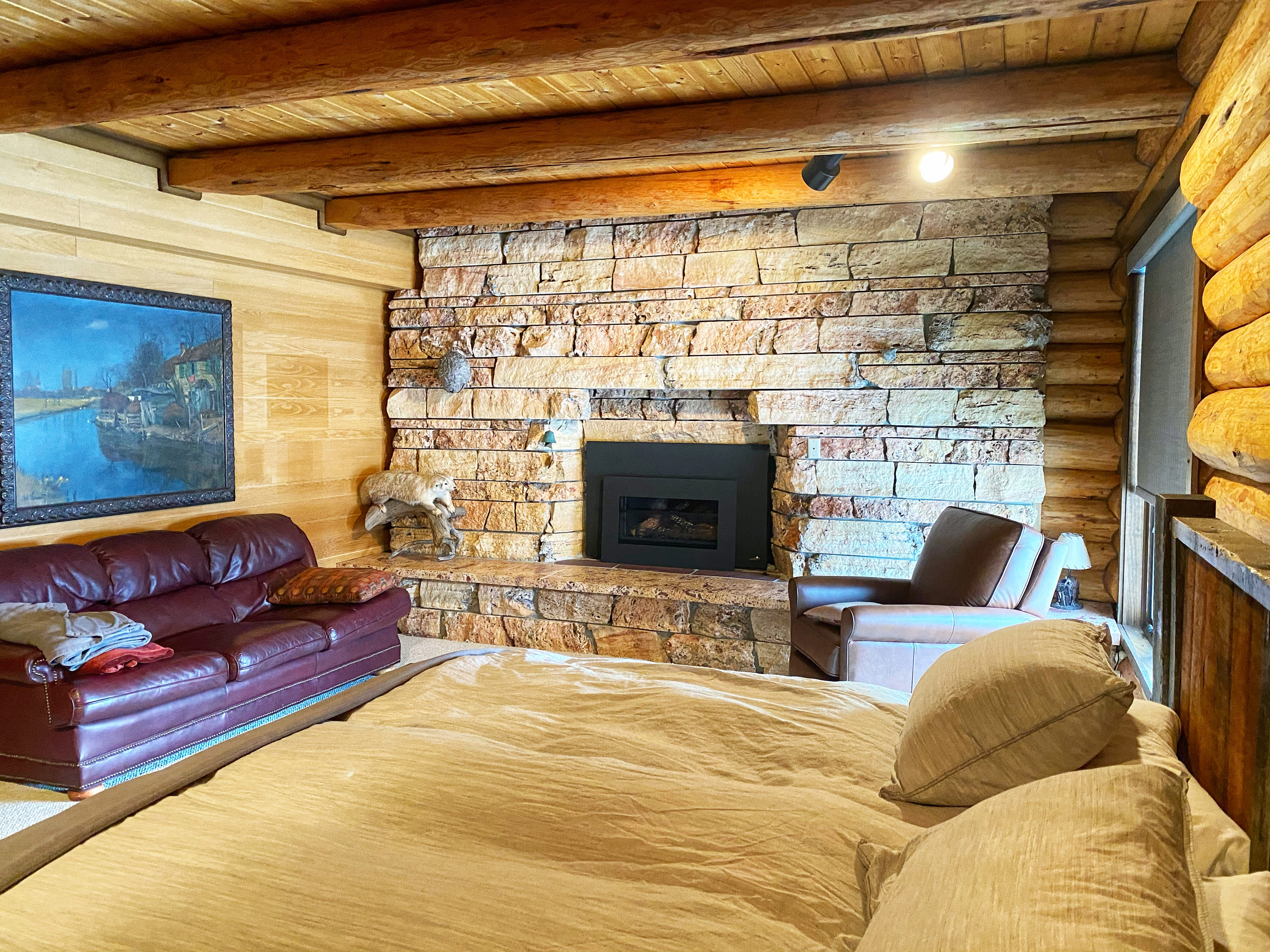 HotelAlbertaThanksgiving RanchJuniper Suite2