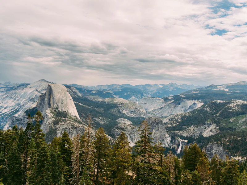 HDCaliforniaYosemiteBerg mit Wald