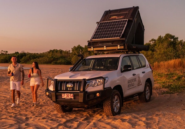 FahrzeugeAdventure RentalsToyota Prado 4WD CamperCouple on beach Photocredit