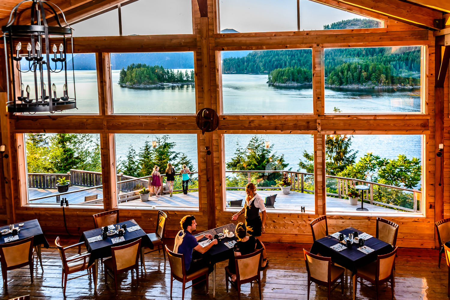 HDHotelBritish ColumbiaWest Coast Wilderness LodgeRestaurant