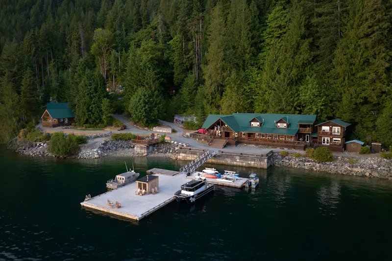 HDBritish ColumbiaKlahoose Wilderness Resortaussen2