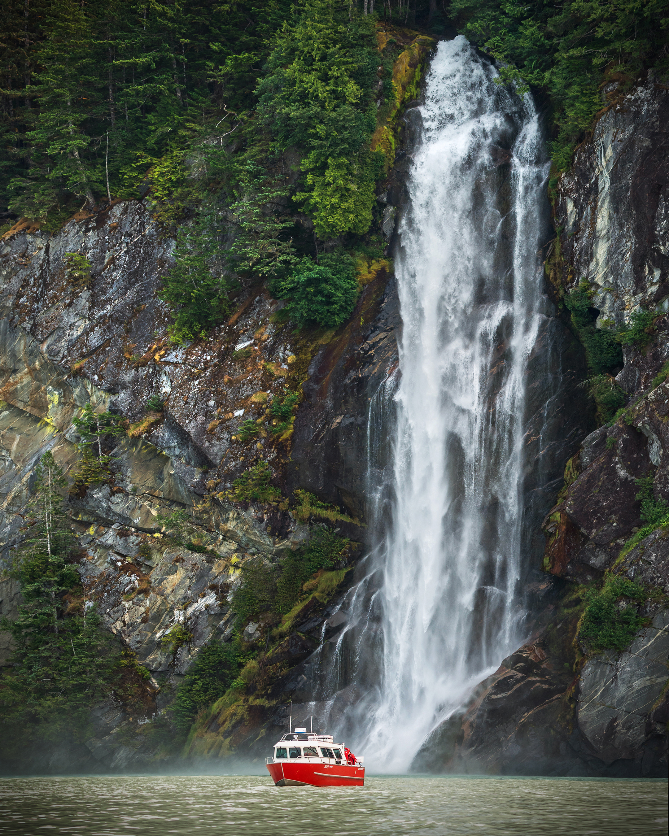 HDBritish ColumbiaKnight Inlet LodgeWasserfall2