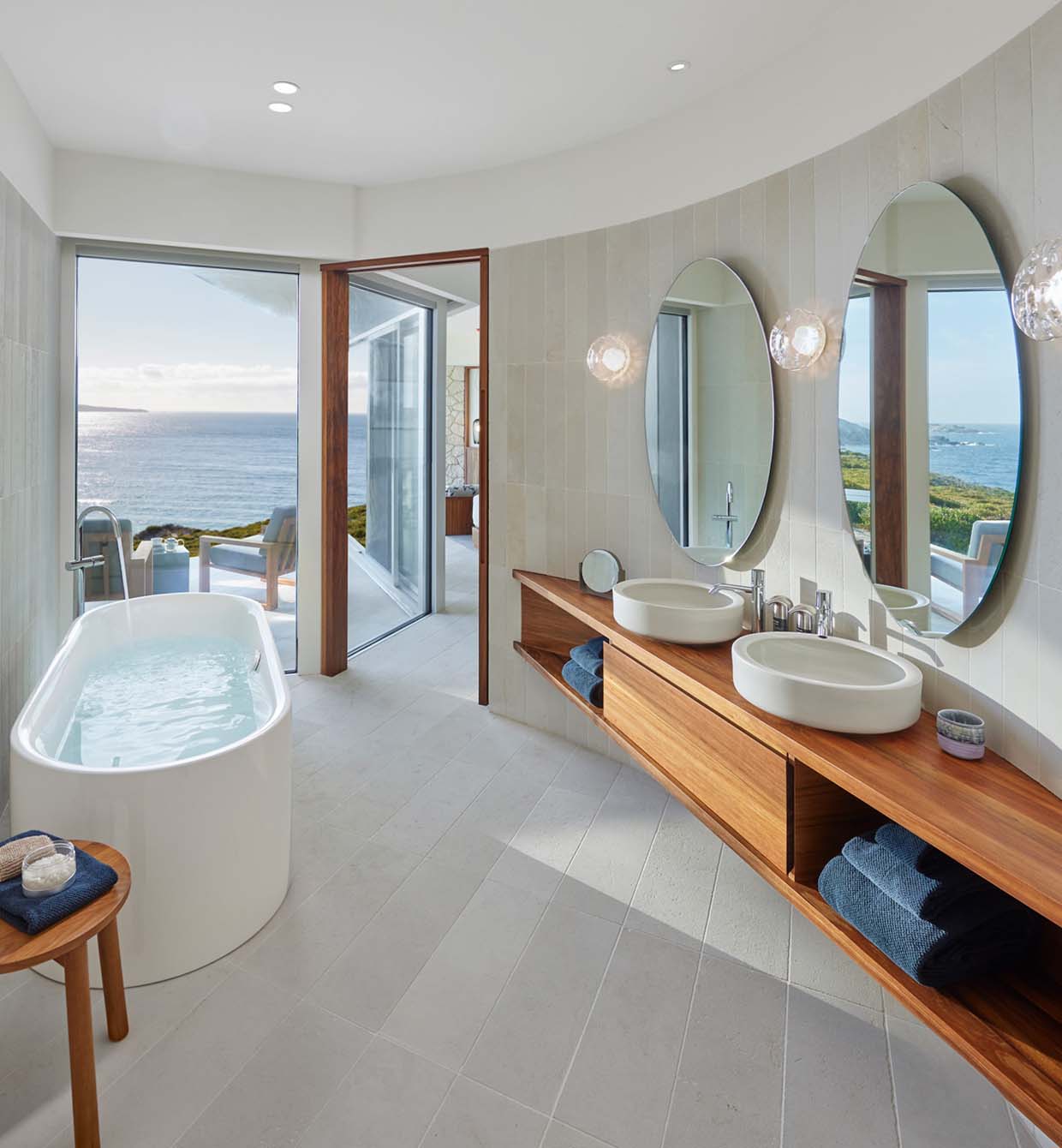 HotelAustralienSouthern Ocean LodgeBedroom and ensuite Left