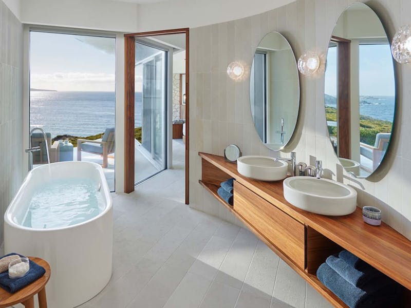 HotelAustralienSouthern Ocean LodgeBedroom and ensuite Left