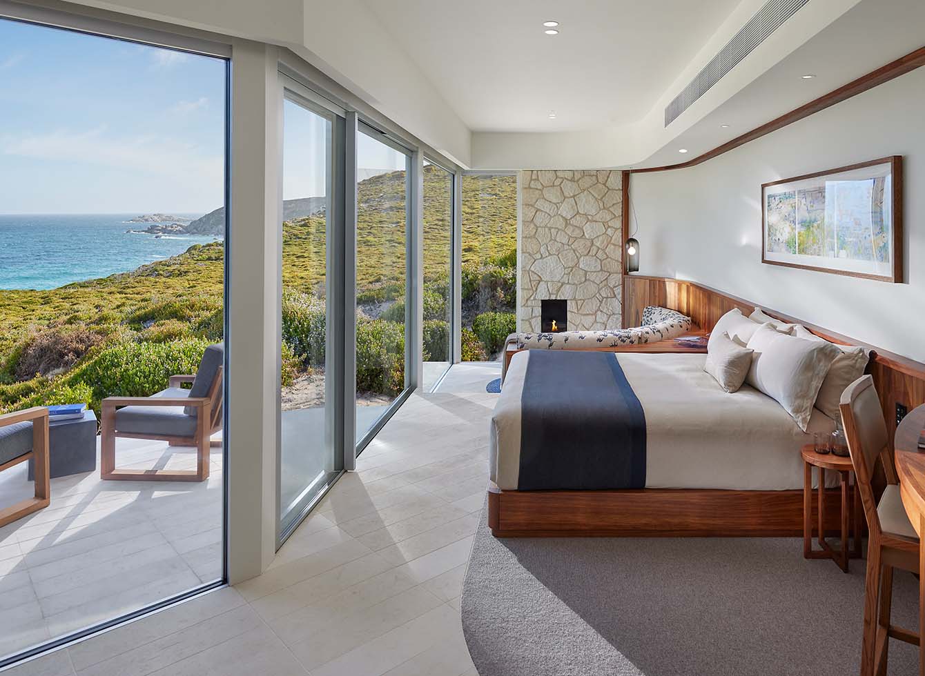 HotelAustralienSouthern Ocean LodgeBedroom and ensuite Right