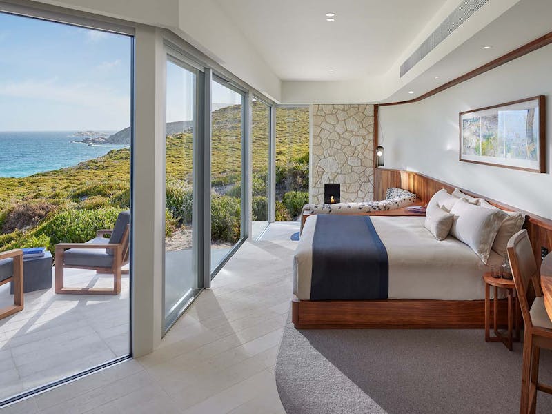 HotelAustralienSouthern Ocean LodgeBedroom and ensuite Right