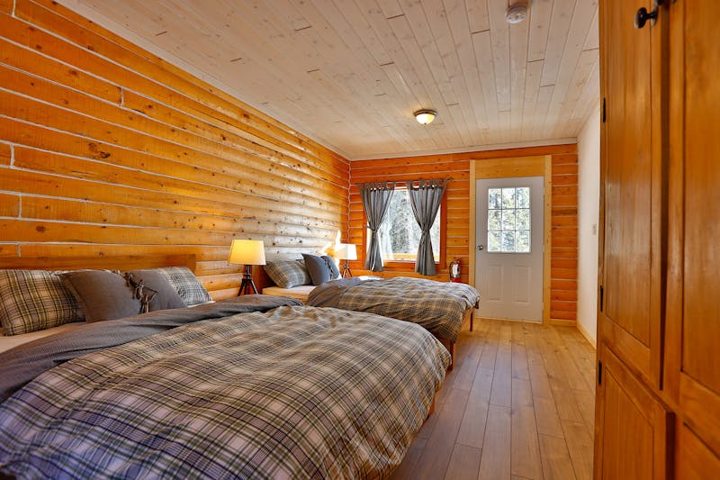 HDHotelYukonSouthern Lakes ResortCabin Queen Beds