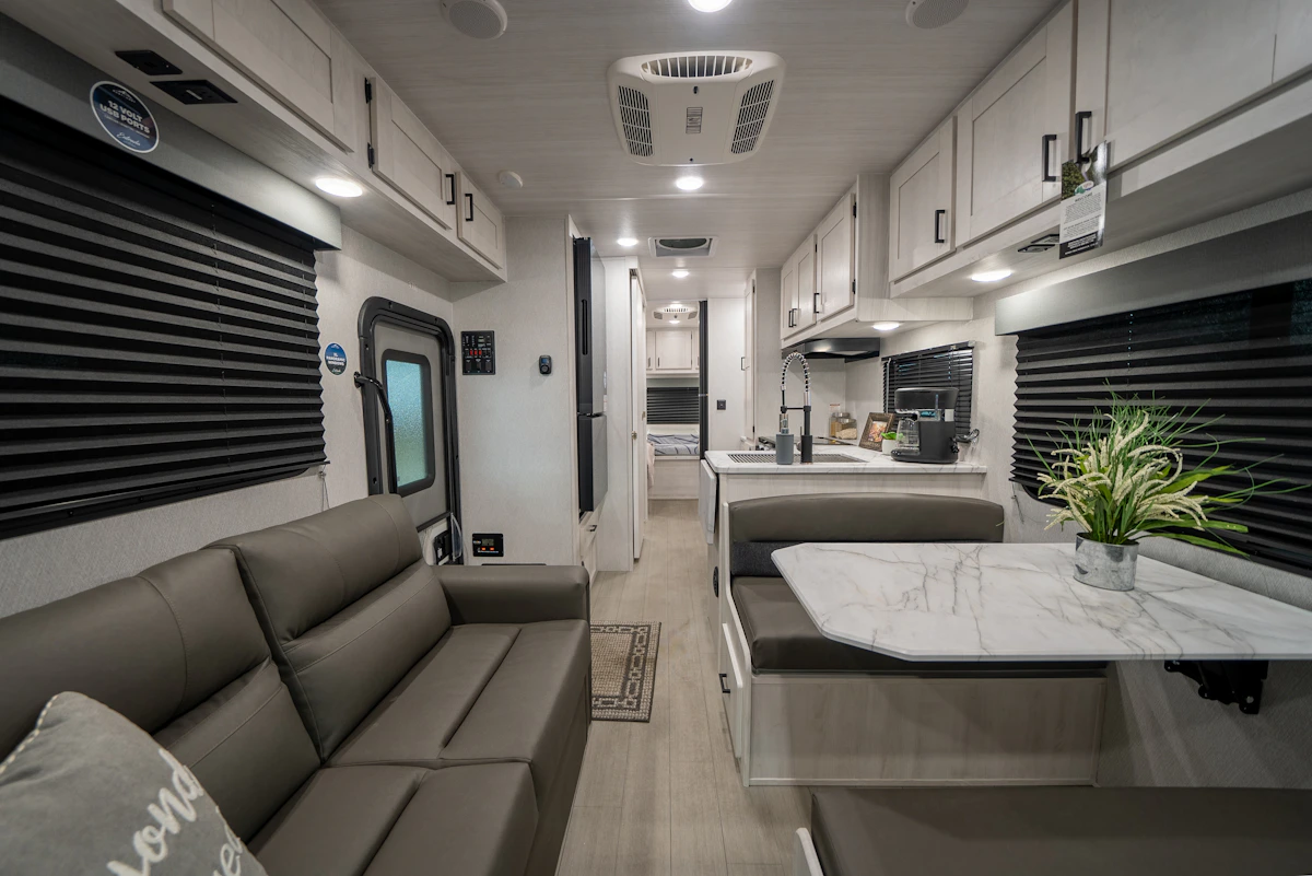 HDFahrzeugeCanadreamMHLInterior Front to Back