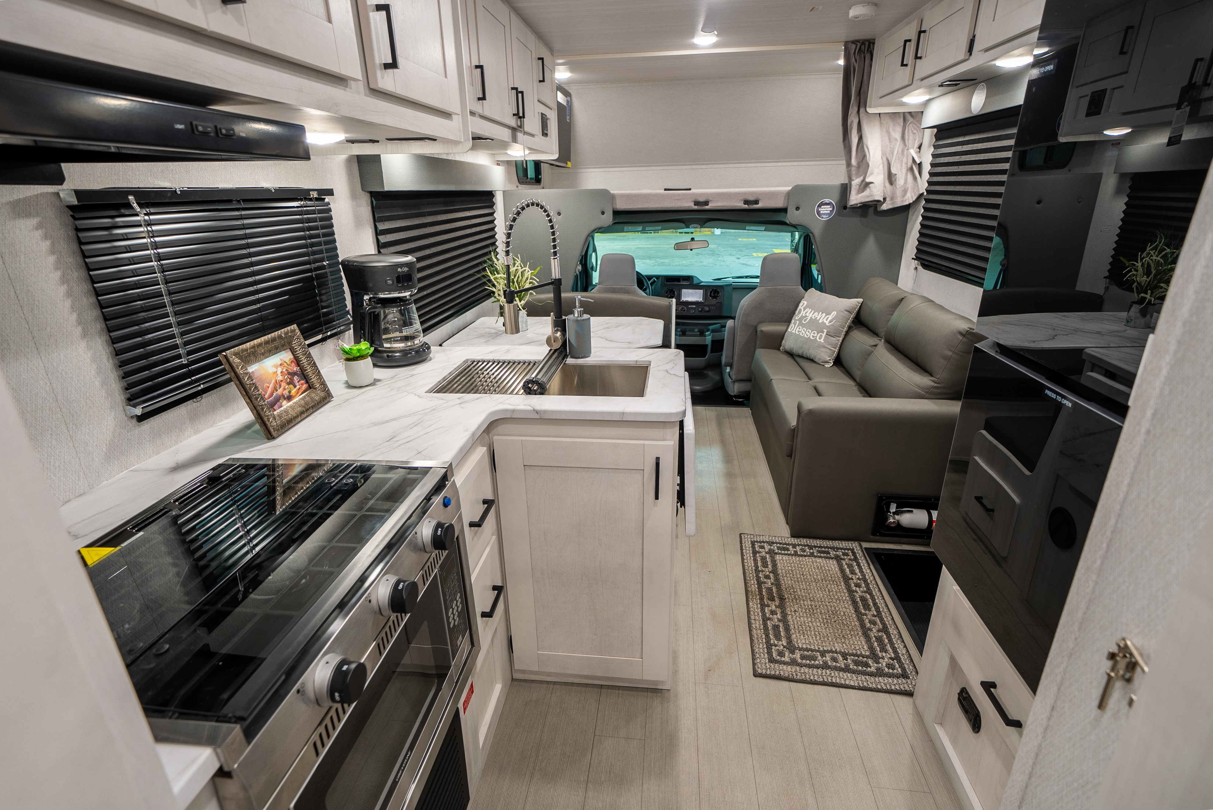 HDFahrzeugeCanadreamMHLInterior Kitchen looking forward