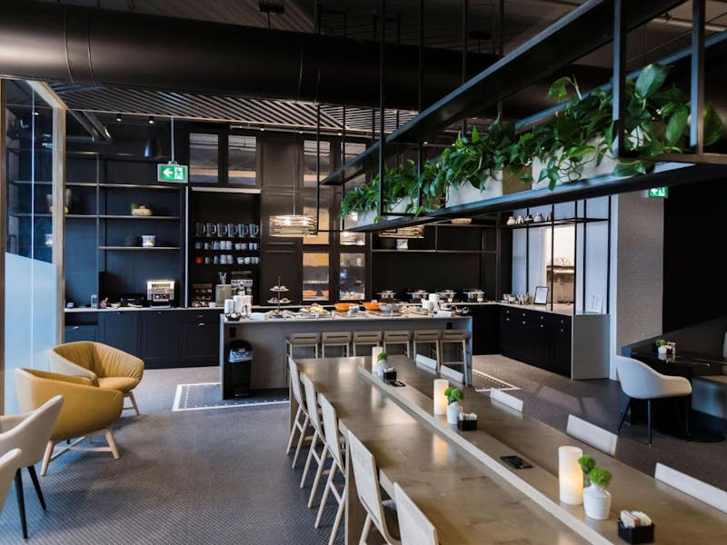 HotelSaskatchewanALT Hotel Saskatoon Lobby