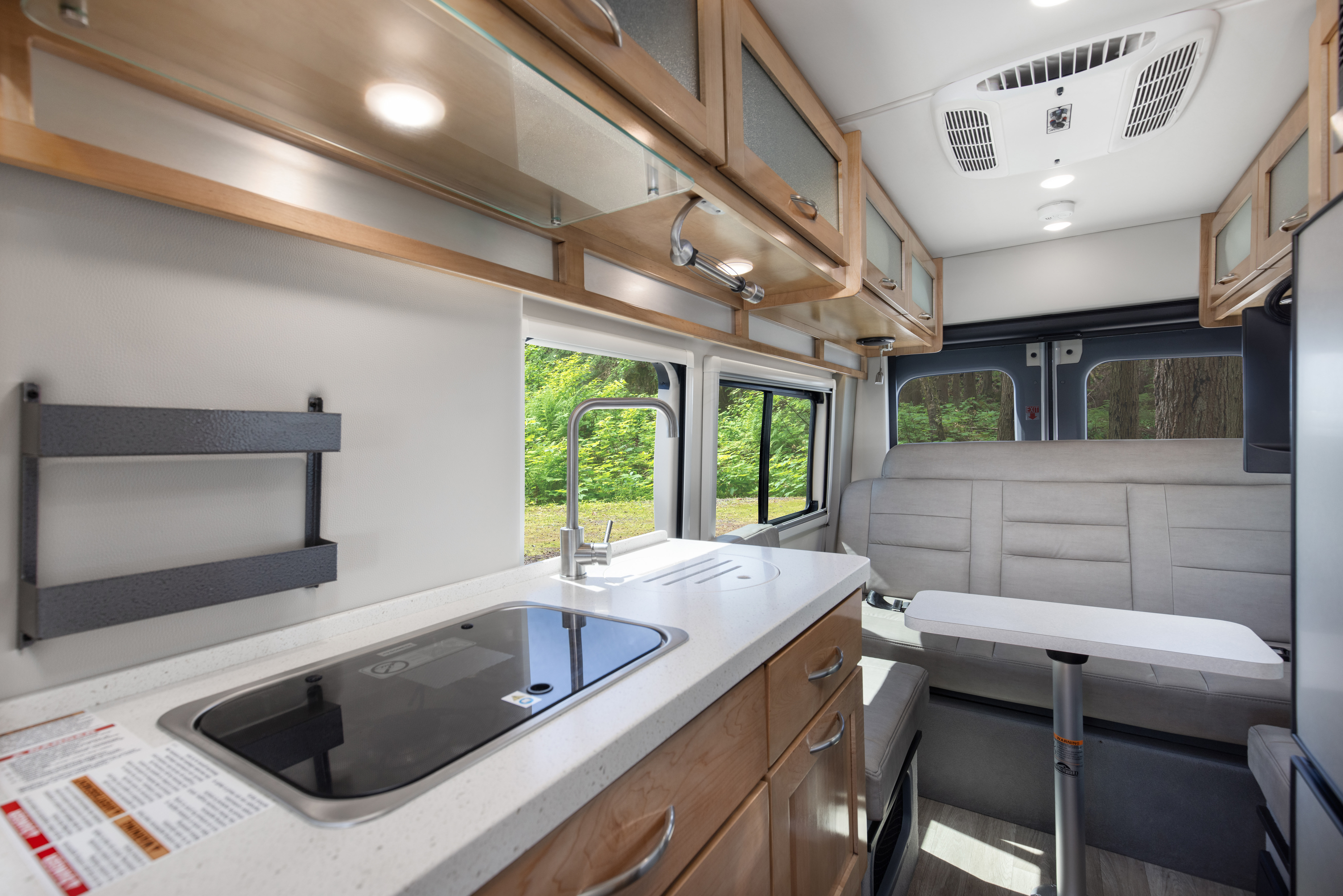 HDFahrzeugeCanadreamDVCDeluxe Van Camper DVC interior 010