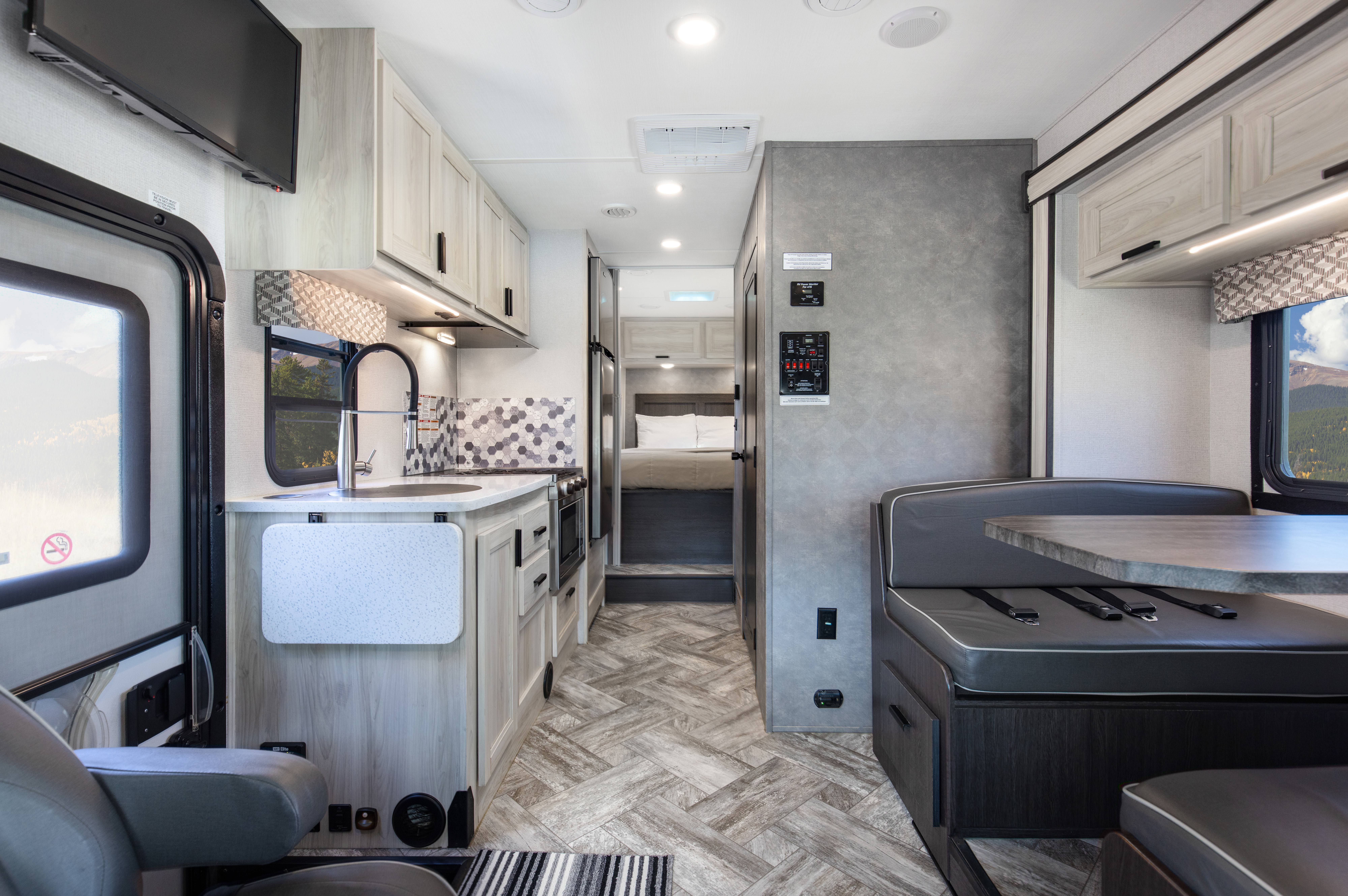 HDFahrzeugeCanadreamMHAMaxiMotorhomeMHA front to back Interior 008