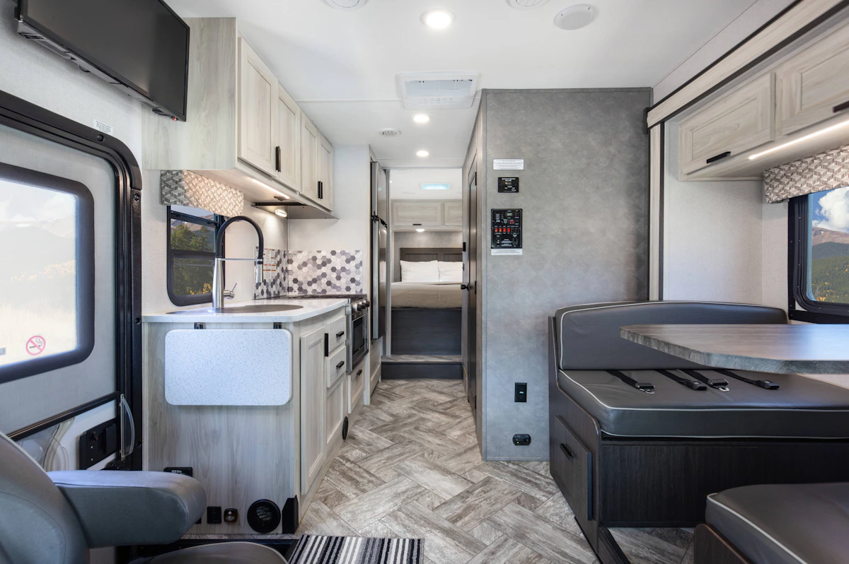 HDFahrzeugeCanadreamMHAMaxiMotorhomeMHA front to back Interior 008