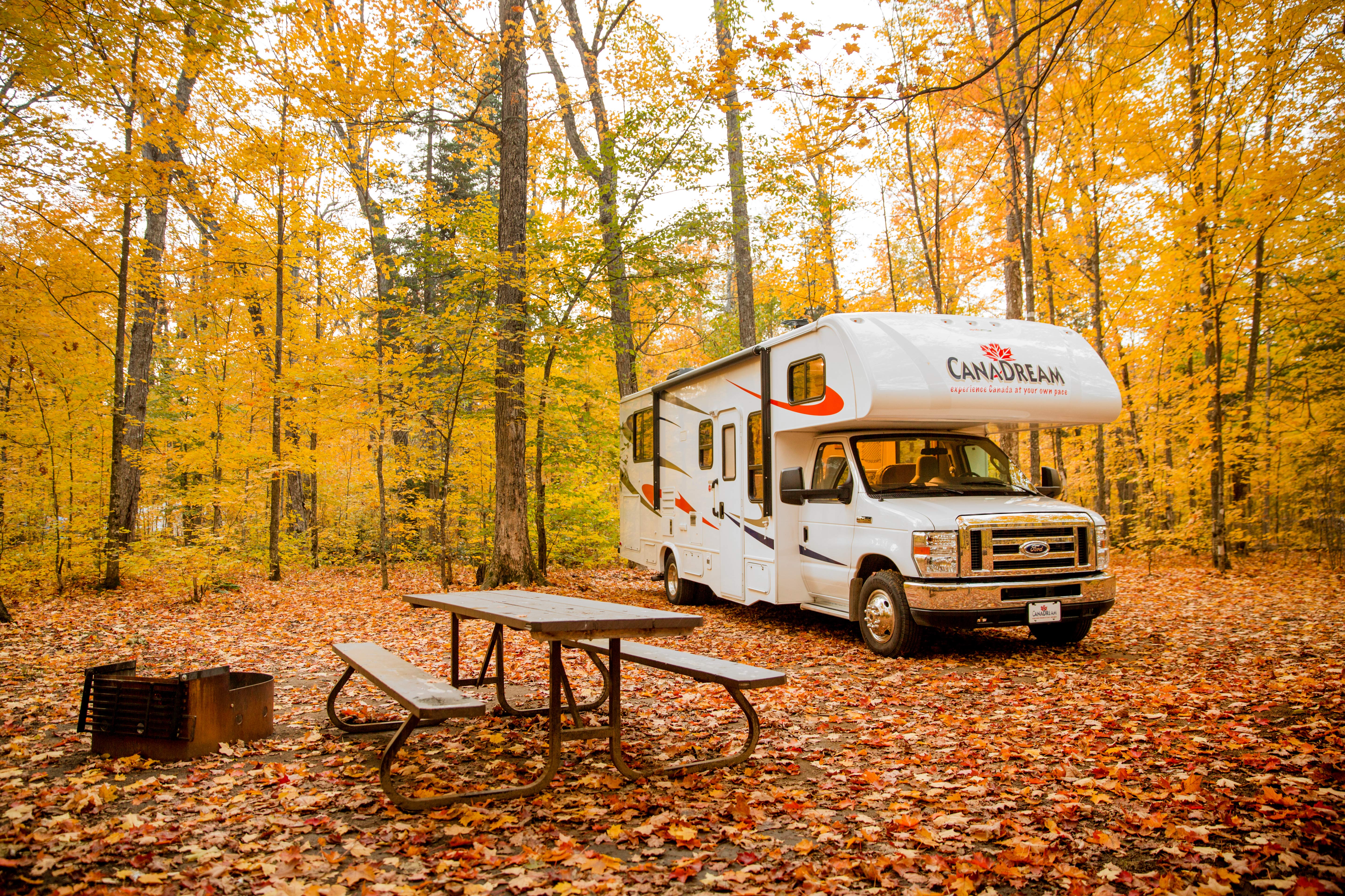 HDFahrzeugeCanadreamMHBMidi Motorhome MHB Exterior Scenic Fall Camping